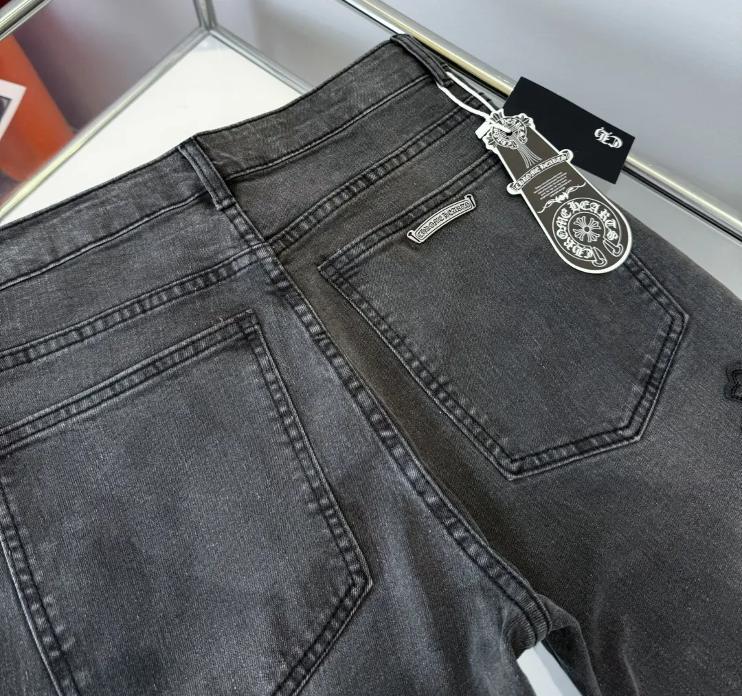🅿️290 Chroe Hets CHChroe Hets NEW Flame Washed Gray Leather Jeans Ceiling-Level Jeans A pair is hard to find at the counter‼ ️ About Zangyin ✅ This is an extremely luxurious fashion brand that can also be called the aristocracy of the high street. It has always been an exclusive brand for some hipsters or the rich second generation. The color of this model is already very eye-catching by using a unique washed material. It is decorated with pink patchwork cross flowers, which cleverly highlights the charm of the brand. Secondly, this model adopts a classic high-waist cut design, which highlights the long legs and fashionable temperament of the upper body. The brand is highly recognizable and the slim-fitting configuration is more suitable for daily wear. The personality will be fashionable and the specifications can be seen at a glance. Materials and technology ✅ Needless to say, this point goes without saying. As an excellent craftsman brand, Zangyin's requirements for details and craftsmanship are really perfect. The washed color of this model has gone through a lot of processes, not to mention the embellishment of the denim appliqués. It is also purely handmade and sewn. Just like what they believe in, only handmade things have soul and have the meaning of wearing. A top-notch heavy-duty fashionable denim item, recommended by both hands‼ ️Size# 28 30 32 34 36